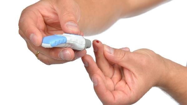 天天抽烟的糖尿病人,多半到六十五岁后有这些异常