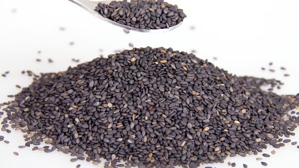 吃黑芝麻能治白发吗