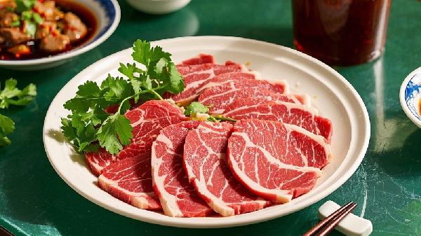 高血压一口牛肉不能碰?医生:不想血压飙升,这6物少吃