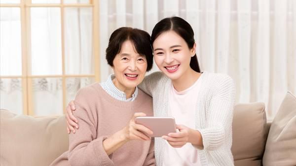 55岁阿姨,每天坚持踮脚,6个月后,她的身体发生了什么变化