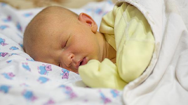 刚出满月的婴儿纯母乳喂养的婴儿需要喂水吗