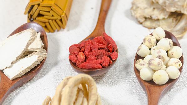 枸杞药食同源,坚持用枸杞泡水喝,能改善身体什么问题?