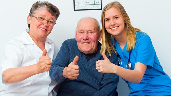 老人突然“晕倒”，掐人中管用吗？医生：关键要看这2点，别瞎按