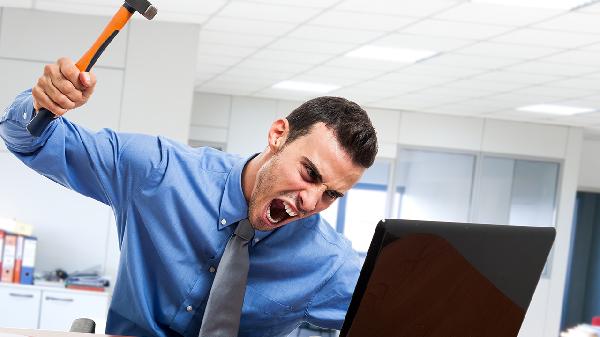 他冲你发火时先别走,那怒吼里其实藏着三句心里话
